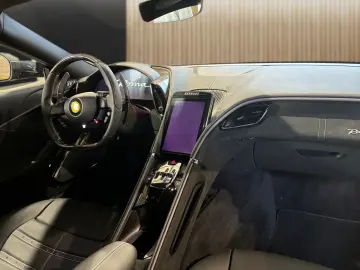 FERRARI Roma Carbon Grigio Silverstone JBL 8-fach