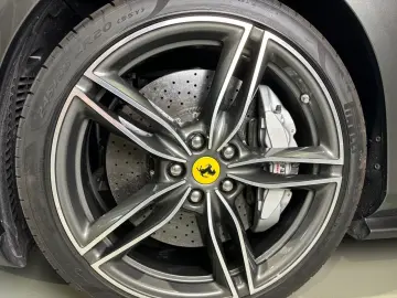 FERRARI Roma Carbon Grigio Silverstone JBL 8-fach