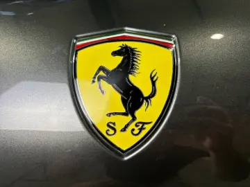 FERRARI Roma Carbon Grigio Silverstone JBL 8-fach