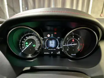 Jaguar E-Pace 1st Ed R-Dyn HUD MEM ACC Pano Merid Adapt.Susp
