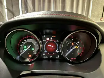 Jaguar E-Pace 1st Ed R-Dyn HUD MEM ACC Pano Merid Adapt.Susp