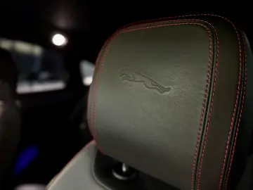 Jaguar E-Pace 1st Ed R-Dyn HUD MEM ACC Pano Merid Adapt.Susp