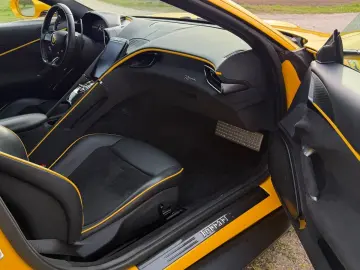 FERRARI Roma 3.9 T V8 DCT - GIALLO TRIPLO STRATO