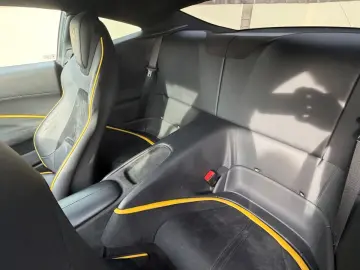 FERRARI Roma 3.9 T V8 DCT - GIALLO TRIPLO STRATO