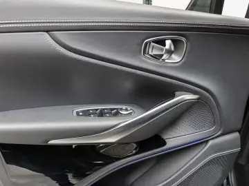 Aston Martin DBX Magnetic Silver Onyx Black
