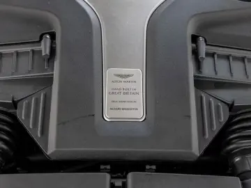 Aston Martin DBX Magnetic Silver Onyx Black