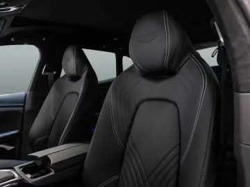 Aston Martin DBX Magnetic Silver Onyx Black
