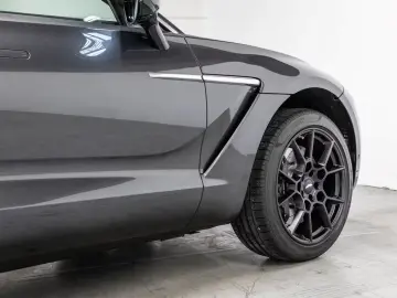 Aston Martin DBX Magnetic Silver Onyx Black