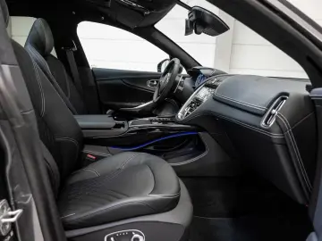 Aston Martin DBX Magnetic Silver Onyx Black