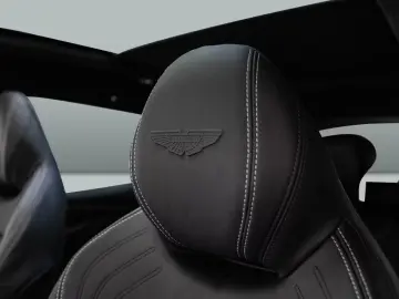 Aston Martin DBX Magnetic Silver Onyx Black