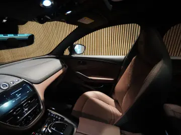 Aston Martin DBX 4.0 V8-BRD-U-frei-Schwarz Braun