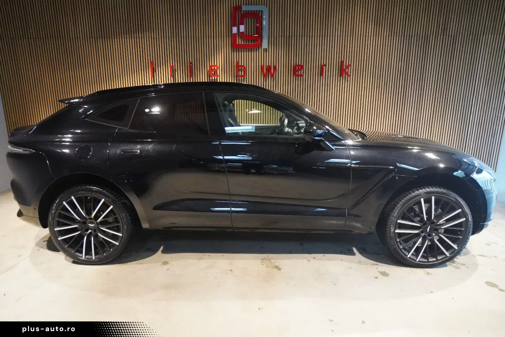 Aston Martin DBX 4.0 V8-BRD-U-frei-Schwarz Braun