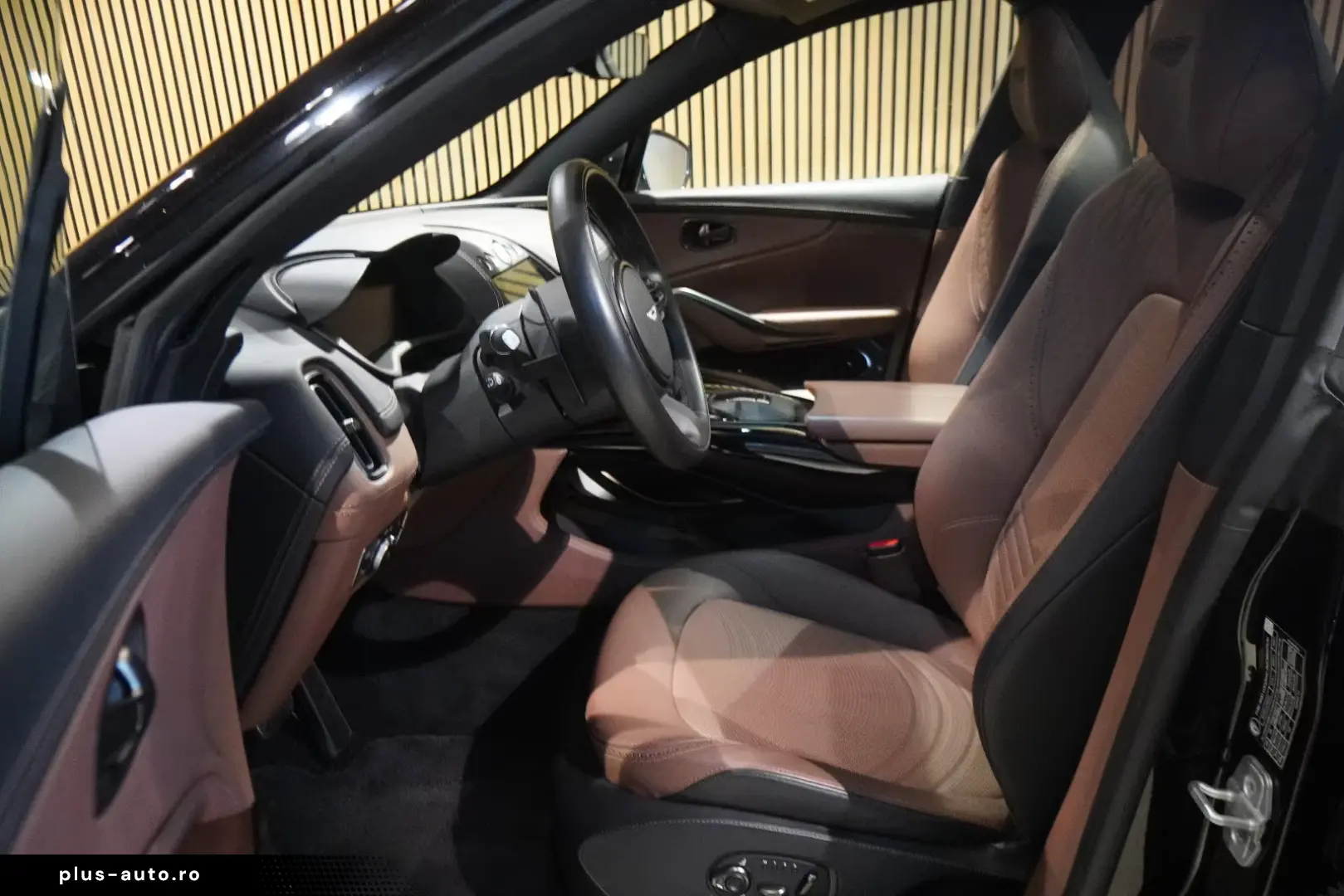 Aston Martin DBX 4.0 V8-BRD-U-frei-Schwarz Braun