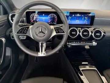 MERCEDES-BENZ A 200 Progressive AHK CarPlay LED Kamera