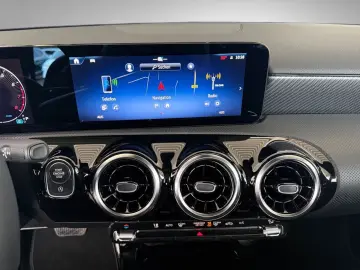 MERCEDES-BENZ A 200 Progressive AHK CarPlay LED Kamera