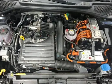CUPRA Formentor 1.4 TSI e-HYBRID 180kW LED RFK NAV SHZ