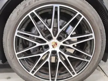 PORSCHE Cayenne Coupe E-Hybrid SportDesign 18Wege 22 Alu