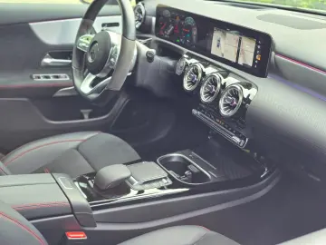 MERCEDES-BENZ A 250 e Limousine AMG Pano 360  HUD