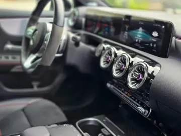 MERCEDES-BENZ A 250 e Limousine AMG Pano 360  HUD