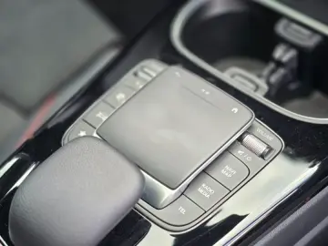 MERCEDES-BENZ A 250 e Limousine AMG Pano 360  HUD