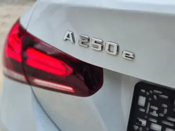 MERCEDES-BENZ A 250 e Limousine AMG Pano 360  HUD