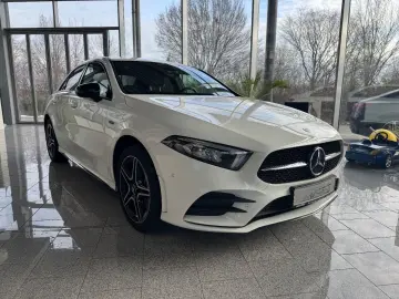 MERCEDES-BENZ A 250 e AMG Line AMG MBUX NIGHT AMBIENTE