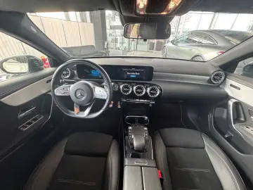 MERCEDES-BENZ A 250 e AMG Line AMG MBUX NIGHT AMBIENTE