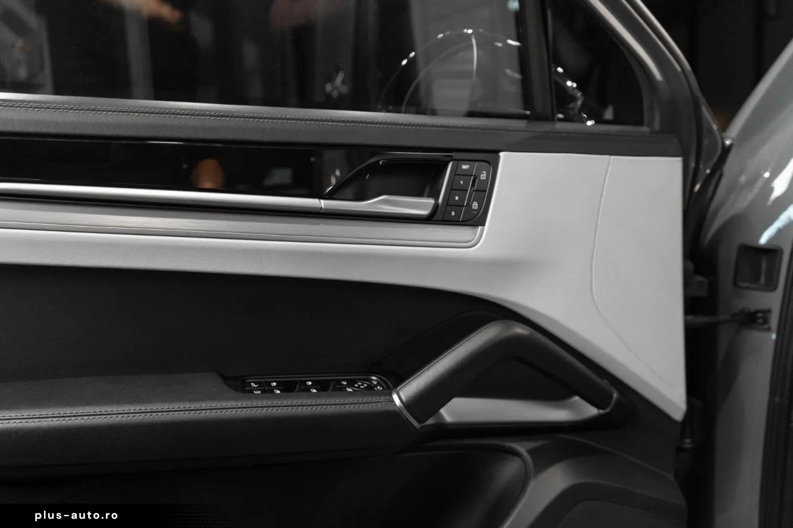 PORSCHE Cayenne Coupe Turbo E-Hybrid HD Matrix 360
