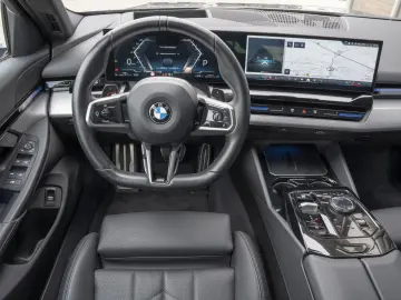 BMW 520d M-Sport 19Z AHK DrAs  HUD 360  adapLED
