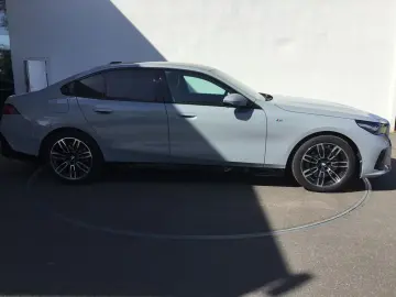 BMW 520d M SPORT PANO STANDHZ KAMERA ACC ESITZE