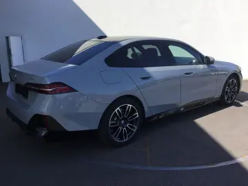 BMW 520d M SPORT PANO STANDHZ KAMERA ACC ESITZE
