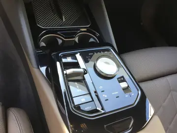BMW 520d M SPORT PANO STANDHZ KAMERA ACC ESITZE