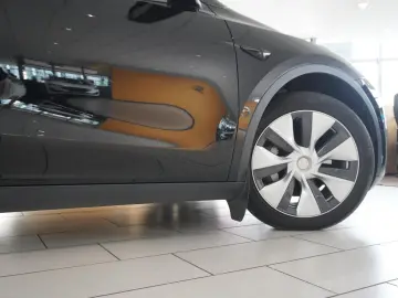 TESLA Model Y LONGRANGE DUAL-MOTOR NAVI KAMERA DAB AMD