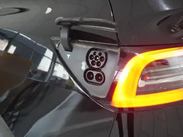TESLA Model Y LONGRANGE DUAL-MOTOR NAVI KAMERA DAB AMD