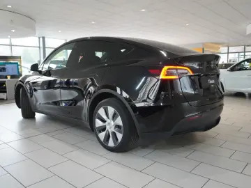 TESLA Model Y LONGRANGE DUAL-MOTOR NAVI KAMERA DAB AMD