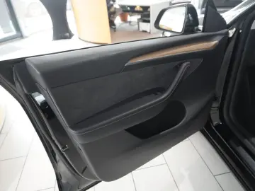 TESLA Model Y LONGRANGE DUAL-MOTOR NAVI KAMERA DAB AMD