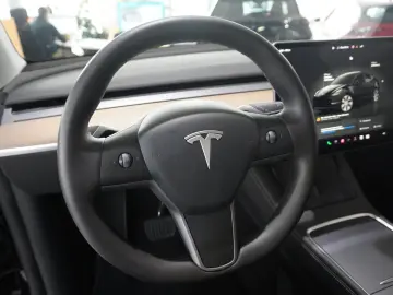 TESLA Model Y LONGRANGE DUAL-MOTOR NAVI KAMERA DAB AMD