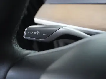 TESLA Model Y LONGRANGE DUAL-MOTOR NAVI KAMERA DAB AMD