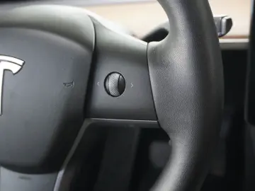 TESLA Model Y LONGRANGE DUAL-MOTOR NAVI KAMERA DAB AMD