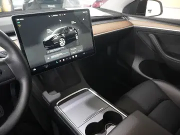 TESLA Model Y LONGRANGE DUAL-MOTOR NAVI KAMERA DAB AMD