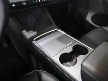 TESLA Model Y LONGRANGE DUAL-MOTOR NAVI KAMERA DAB AMD