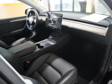 TESLA Model Y LONGRANGE DUAL-MOTOR NAVI KAMERA DAB AMD
