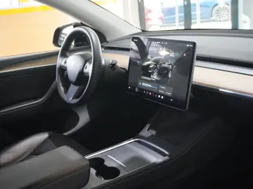 TESLA Model Y LONGRANGE DUAL-MOTOR NAVI KAMERA DAB AMD
