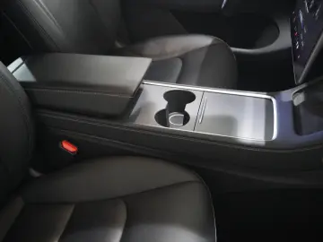 TESLA Model Y LONGRANGE DUAL-MOTOR NAVI KAMERA DAB AMD