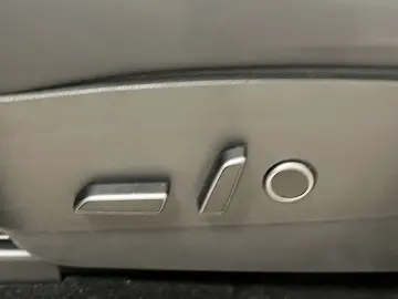 TESLA Model Y Maximale Reichweite Dual AWD ACC Pano