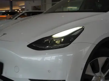 TESLA Model Y LONGRANGE DUAL-MOTOR NAVI KAMERA DAB AMD