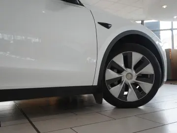 TESLA Model Y LONGRANGE DUAL-MOTOR NAVI KAMERA DAB AMD