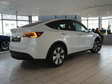 TESLA Model Y LONGRANGE DUAL-MOTOR NAVI KAMERA DAB AMD