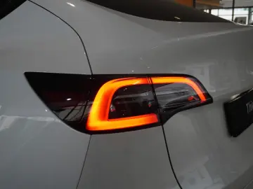 TESLA Model Y LONGRANGE DUAL-MOTOR NAVI KAMERA DAB AMD