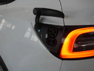 TESLA Model Y LONGRANGE DUAL-MOTOR NAVI KAMERA DAB AMD